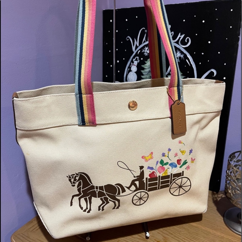 COACH Large Tote With Dreamy Veggie Horse And Carriage Natural multi